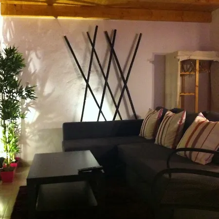 Lovely House לאגוּ‏ש